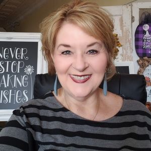 Meet your Posher, Laura